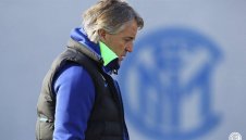 Манчини пак ревна: Съдията не знае правилата 