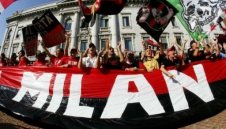 Тифозите на Милан протестират пред седалището на Лигата в Милано