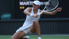 Ига Швьонтек е четвъртфиналистка на Уимбълдън след измъчен успех