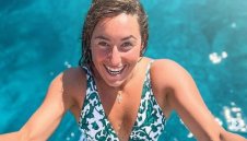 Тя не е жена за един мъж: Палавата Годжа по бански в Дубай + СНИМКИ