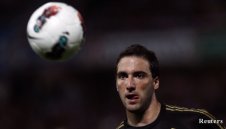 Игуаин още се чуди какво да прави