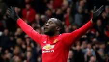 Лукаку стигна 100 гола в елита, Юнайтед се справи със Суонси