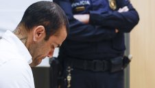 Алвеш гарантира, че няма да бяга от Испания