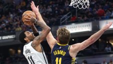 Кайри дебютира с 22 точки за сезона, Дирк ще има статуя в Далас