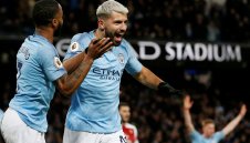 Сити разнищи клетите "топчии", Агуеро записа хеттрик след гол с ръка