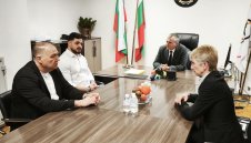 Спортният министър с любопитна среща с Карлос Насар