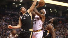 ЛеБрон изпревари Реджи Милър, но Кливланд загуби