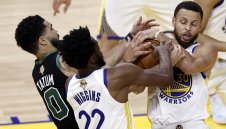 Стеф Къри си взе почивка, но Голдън Стейт докосва титлата