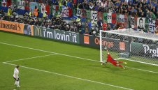 Защо Швайни избра вратата с италиански фенове при дузпите? + ВИДЕО