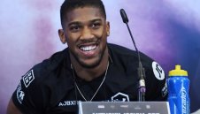 Болен ли е? Джошуа е имал контакт с принц Чарлз