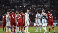 Аржентина с нова победа, Меси гледа от пейката