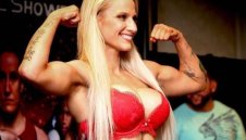 Ебъни отново размаха огромните си цици + ВИДЕО (+18)