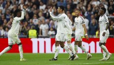 Реал се стяга отзад, чуди се между трима