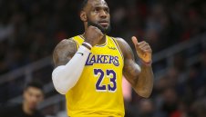 ЛеБрон стигна 9000 асистенции, Езерняците се справиха с Далас