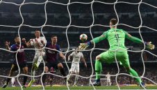 Лео Меси по гръб, самотният Серхио Рамос! Най-добрите снимки от "Ел Класико" + ГАЛЕРИЯ