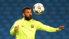 Дани Алвеш се прави на маймуна в автобус + ВИДЕО