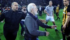 Мутренски изпълнения в Гърция! Босът на ПАОК нахлу с пистолет на терена + СНИМКИ