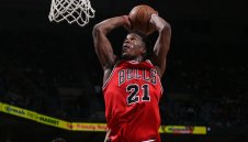 Чикаго прати Джими Бътлър в Минесота