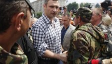 Активистка се разсъблече пред Виталий Кличко и го обиди