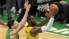 Бостън унищожи ЛА Лейкърс в класиката на НБА