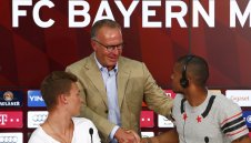 Феновете на Байерн освиркаха Румениге + ВИДЕО