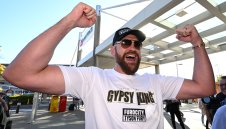 Тайсън Фюри се заяжда с фен на плажа, накрая го обиди + ВИДЕО