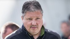 Официалният дебют на Любо Пенев начело на Локо Пд се отлага