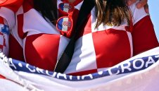 Фенки с огромни цици подкрепят Хърватия + СНИМКИ