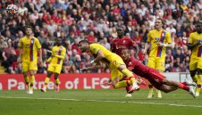 Прасецът спъва звезда на Ливърпул