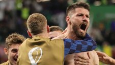 Героят за Хърватия срещу Бразилия мачка чаршафите със секси журналистка + СНИМКИ