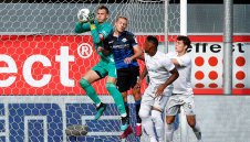 Нойер защити Тиаго за комичния пас: Много смела идея