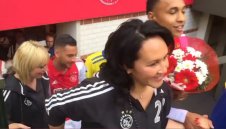 Уникално: Майки поведоха играчите на Аякс към победа + ВИДЕО