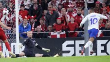 Дешан защити Мбапе след резила