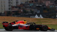 Макс надви Себ и Люис, Рикардо отново наказан