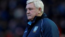 Стив Брус с опит да тушира напрежението в Нюкасъл