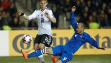 Четири хищни "акули" кръжат около Кимих