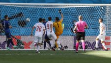 Испания разгроми Словакия с два автогола и полетя към 1/8-финалите на Евро 2020