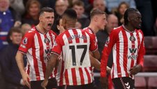 Черните котки не се дадоха и на Евертън и остават в челото