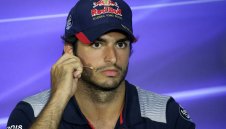 Сайнц разплита възела около Рено и Макларън