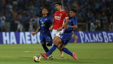 Продават ли го? Агентът на Евертон Бала е в София