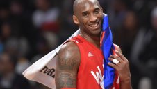 Въздушния подари 30 чифта маратонки на Брайънт