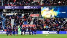 Гнусно и грозно! Фенове на Саутхямптън се изгавриха с трагично починалия Сала