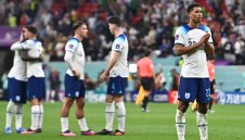 Трета дузпа ли искаха? Англия плюе по рефера след отпадането