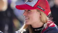 Лара Гут разби конкуренцията пред родна публика 