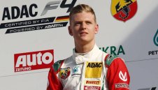 Синът на Шуми ниже победа след победа, бори се за титлата във Формула 4