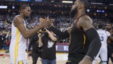 От НБА признаха: Дюрант фаулира Джеймс