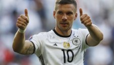 Лукас Подолски ще продължи да играе за Германия