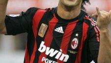 Роналдиньо остава в Милан до 2013 г.