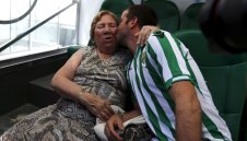 Бабата на ван дер Ваарт куфее с него на представянето му + СНИМКИ