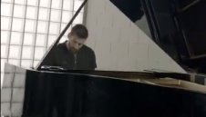 Меси е виртуоз и на пиано, изсвири химна на Шампионска лига + ВИДЕО